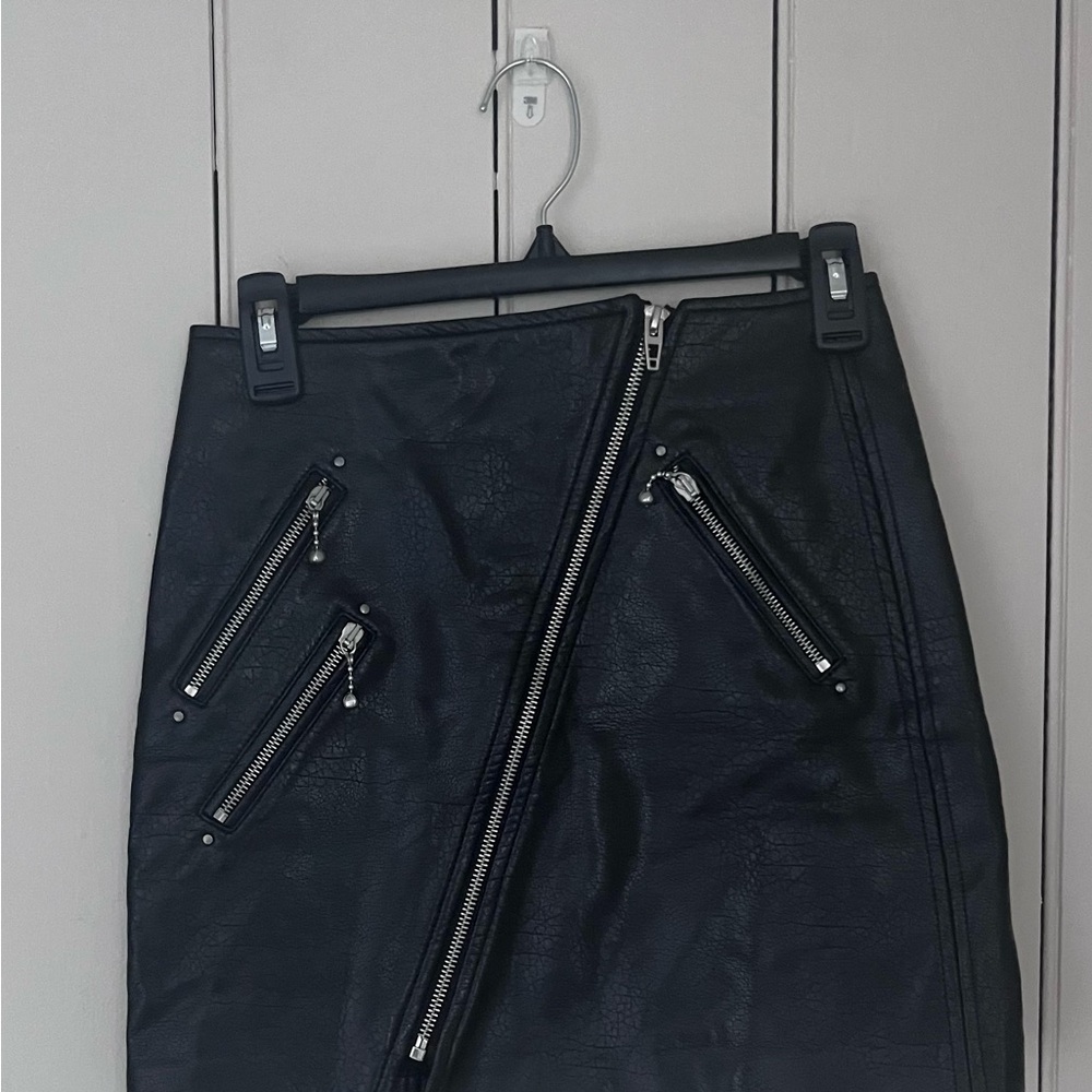 Chic Black Zippered Skirt